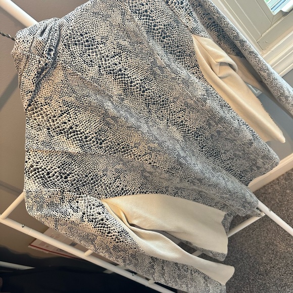 Trendy jacket, so many details! - Picture 7 of 11